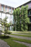 Auszeichnung in der Kategorie Reifeprüfung – Projekte, 20 Jahre und älter: Institut für Physik – Humboldt Universität. 400 laufende Meter begrünte Fassade und 5 thematische Höfe, Berlin-Adlershof | Stefan Tischer, Landschaftsarchitekt, Augustin + Frank, Architekten mit Joerg Th. Coqui, Landschaftsarchitekt, (COQUI MALACHOWSKA COQUI Städtebau Landschaftsarchitektur), LP 4-9 | Foto: © Matheus Steurer