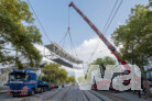 Montage der Brücke | © Markus Kümmerle/Städtisches Klinikum Karlsruhe