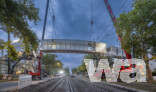 Montage der Brücke | © Markus Kümmerle/Städtisches Klinikum Karlsruhe