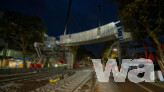 Montage der Brücke | © Markus Kümmerle/Städtisches Klinikum Karlsruhe