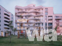Westfassade mit großzügigen Balkonen – davor der gemeinschaftlich genutzte Gartenbereich | © Florian Holzherr