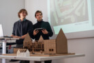William McLeod und Bennet Künzler präsentieren ihr Konzept für den Umbau des historischen Fachwerkgebäudes. Foto: © HAWK
