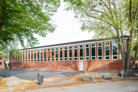 Hessischer Denkmalschutzpreis, 2. Preis in der Kategorie „Öffentliches Bauen“: Turnhalle der Georg-Büchner-Schule in Darmstadt | Magistrat der Stadt Darmstadt || Foto: © Rahel Welsen, Landesamt für Denkmalpflege Hessen