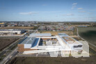 Luftaufnahmen des Gebäudekomplexes. Drei Baukörper gruppieren sich um einen Innenhof. | © Auer Weber / Foto: Nicolas Grosmond