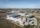 Luftaufnahmen des Gebäudekomplexes. Drei Baukörper gruppieren sich um einen Innenhof. | © Auer Weber / Foto: Nicolas Grosmond