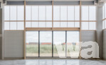 Die mit Polycarbonat verkleidete Fassade lässt viel Licht in die Halle. Große Fenstereröffnungen ermöglichen den Ausblick in die umliegende Landschaft. | © Auer Weber / Foto: Nicolas Grosmond
