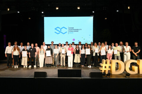 Die Gewinner und Finalisten der DGNB Sustainability Challenge 2025 beim DGNB Tag der Nachhaltigkeit in Stuttgart. | Bildquelle: DGNB Die Gewinner und Finalisten der DGNB Sustainability Challenge 2025 beim DGNB Tag der Nachhaltigkeit in Stuttgart. | Bildquelle: DGNB