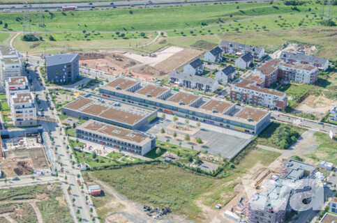 Grundschule mit Turnhalle, Schwimmanlage und Kita/Marie-Curie-Schule